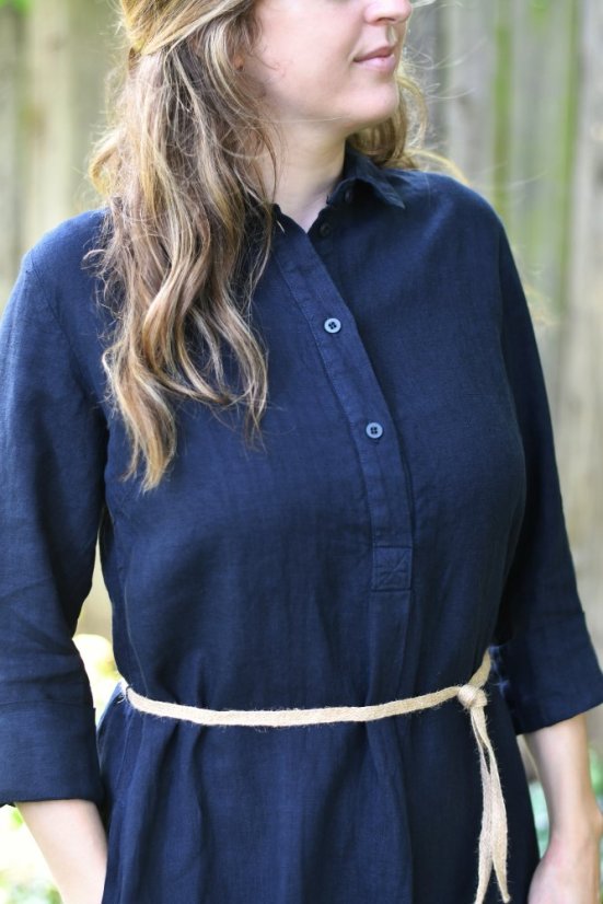 Lněné košilové šaty s páskem - navy modré