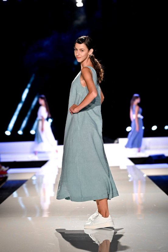 Dlouhé lněné letní šaty s kapsami - azurové