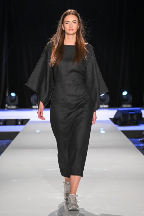 Langes Leinenkleid mit Bindeband