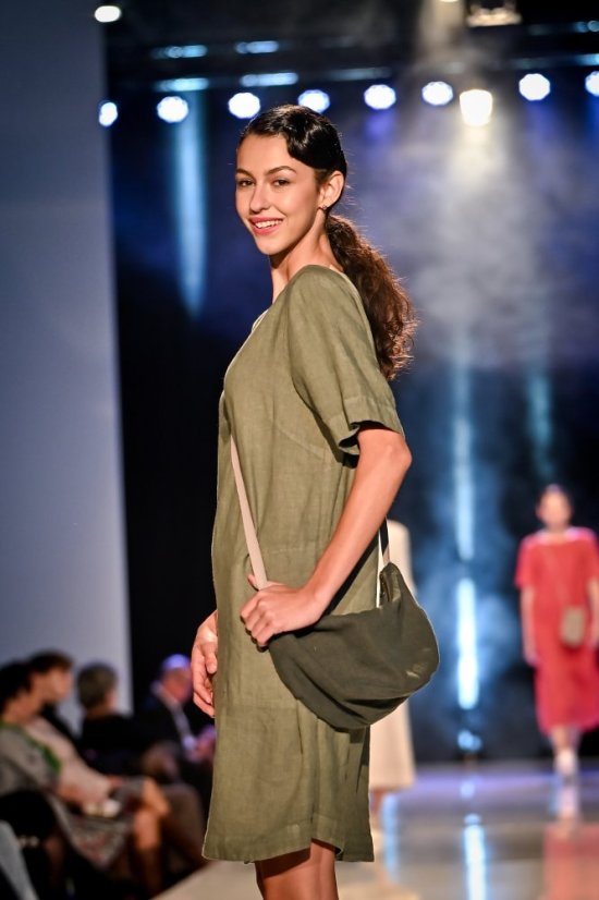 Damenkleid aus Leinen in A-Linie