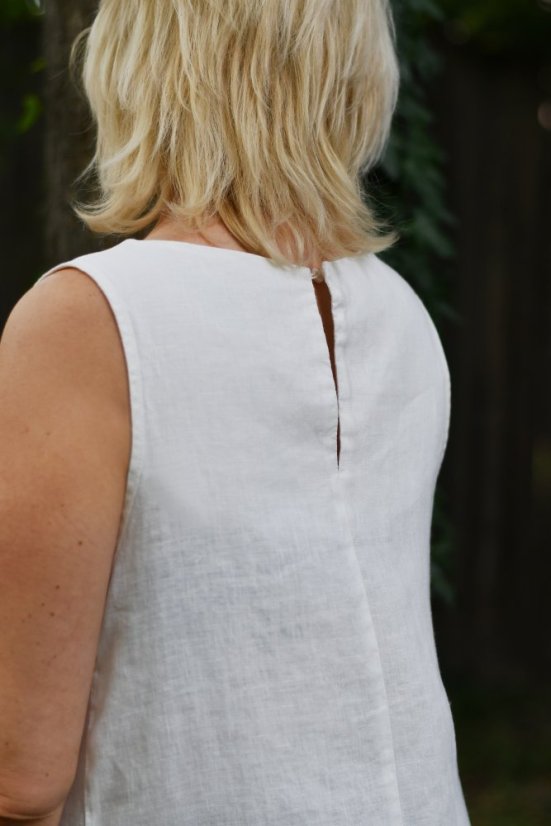 Ärmelloses Damenkleid aus Leinen