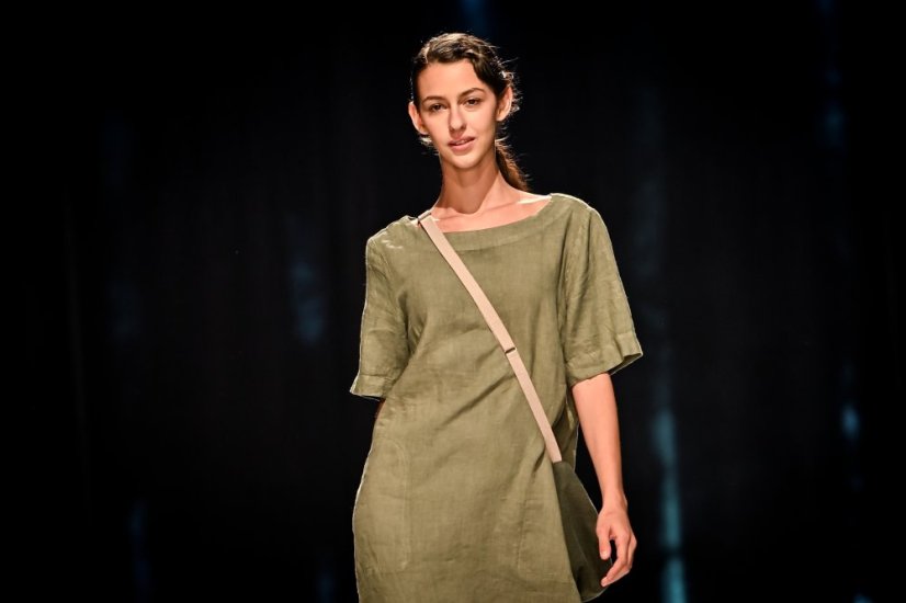 Damenkleid aus Leinen in A-Linie
