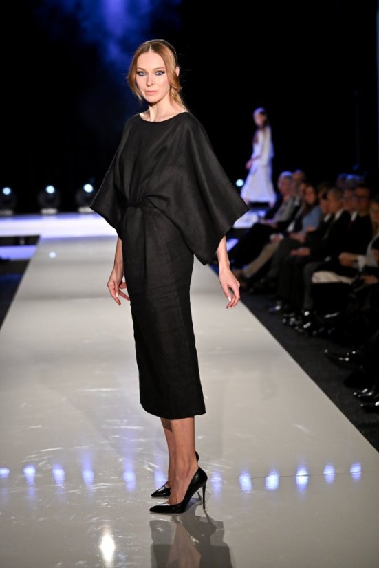 Langes Leinenkleid mit Bindeband