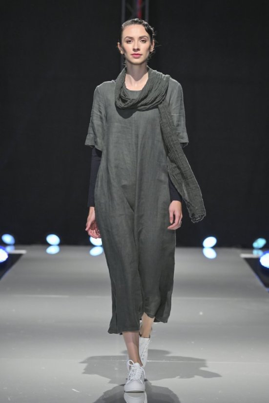 Dlouhé lněné šaty s rukávem a kapsami - tmavě zelené