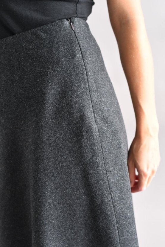 Knee length woolen skirt - Size: 36