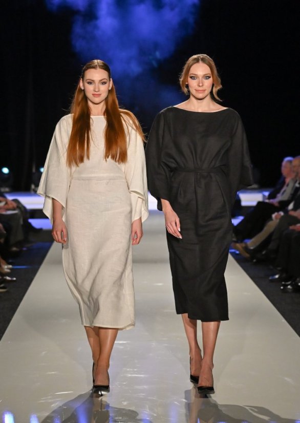 Langes Leinenkleid mit Bindeband