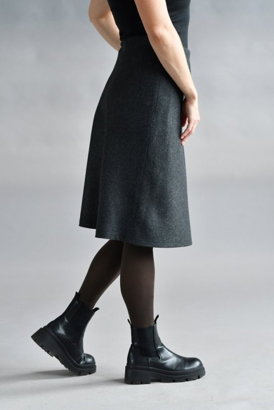 Knee length woolen skirt - Size: 46