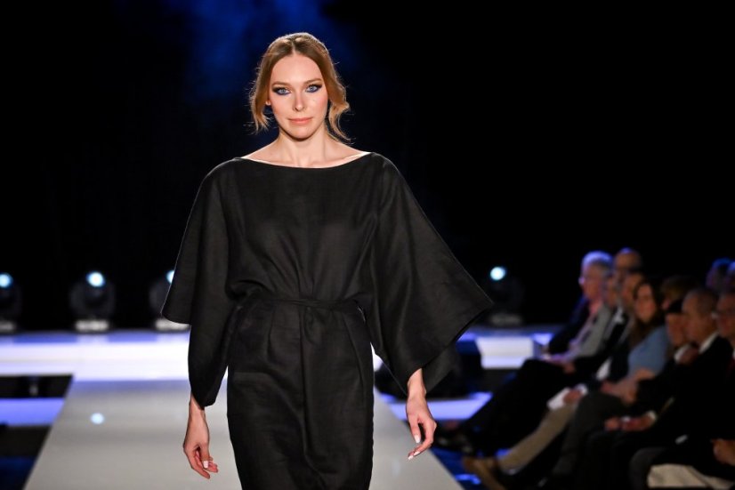 Langes Leinenkleid mit Bindeband