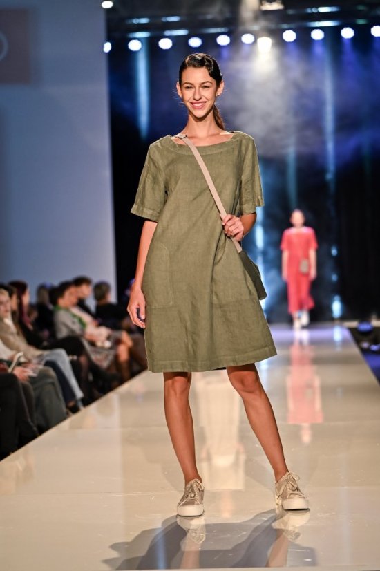 Damenkleid aus Leinen in A-Linie
