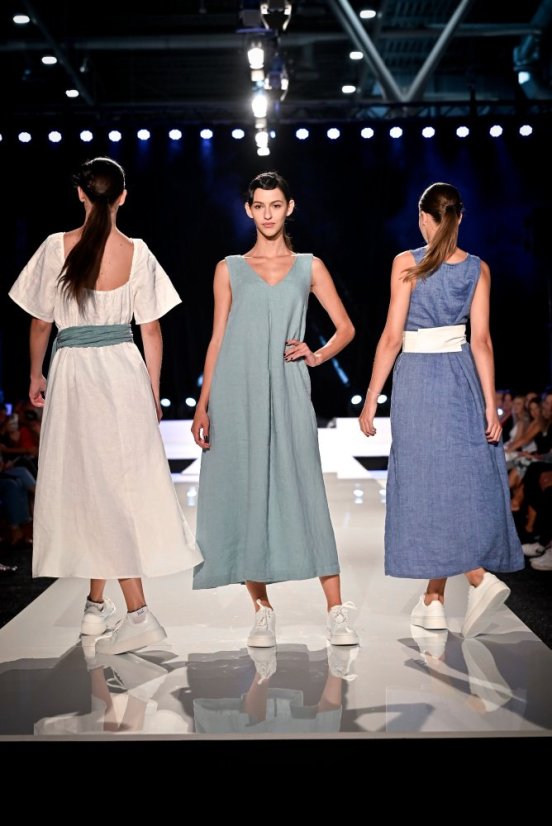 Dlouhé lněné letní šaty s kapsami - azurové