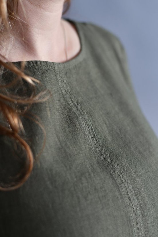 Dlouhé lněné šaty s rukávem a kapsami - khaki