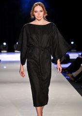 Langes Leinenkleid mit Bindeband