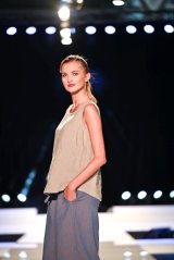 Women's sleeveless linen top