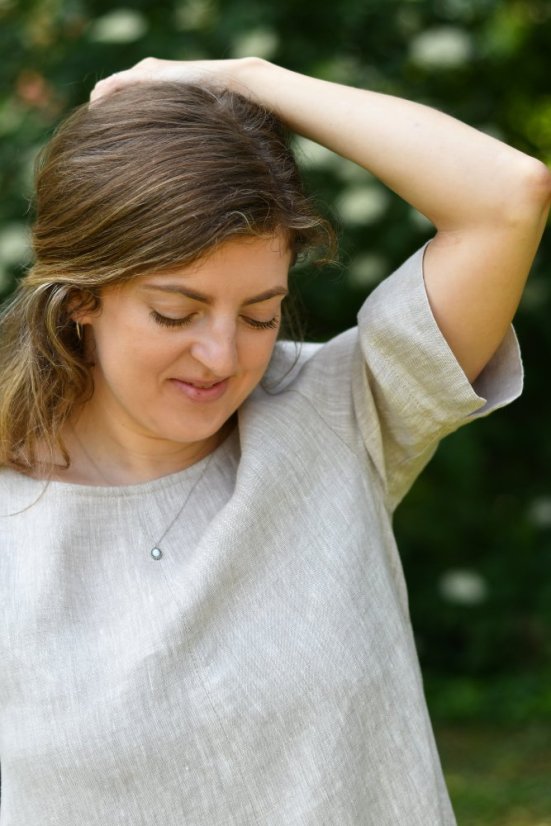 Dlouhé lněné šaty s rukávem a kapsami - přírodní melanž