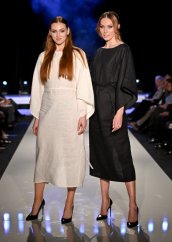 Langes Leinenkleid mit Bindeband