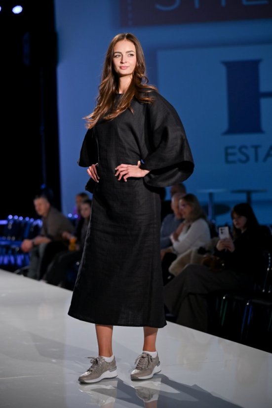 Langes Leinenkleid mit Bindeband