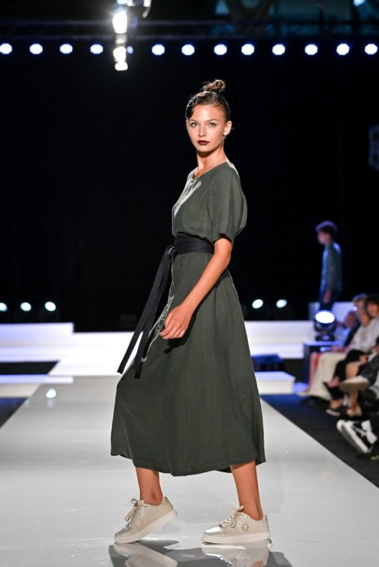 Dlouhé lněné šaty s rukávem a kapsami - tmavě zelené