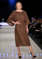 Langes Leinenkleid mit Bindeband