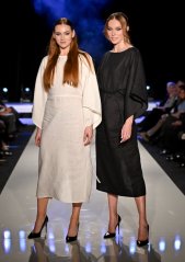 Langes Leinenkleid mit Bindeband