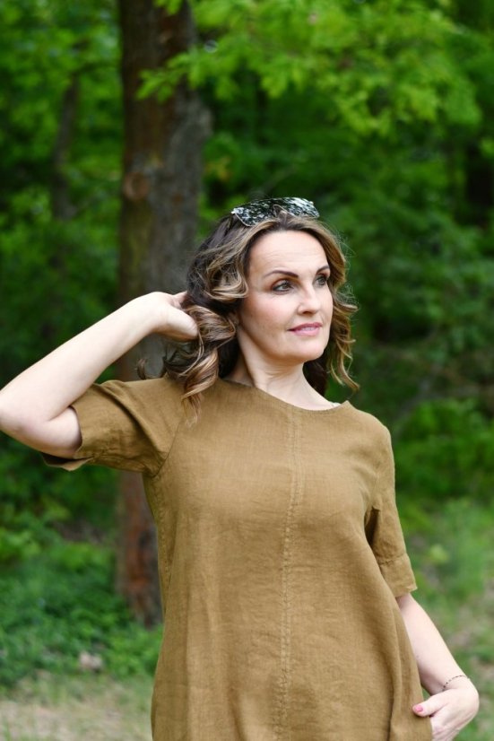 Dlouhé lněné šaty s rukávem a kapsami - skořicově hnědé