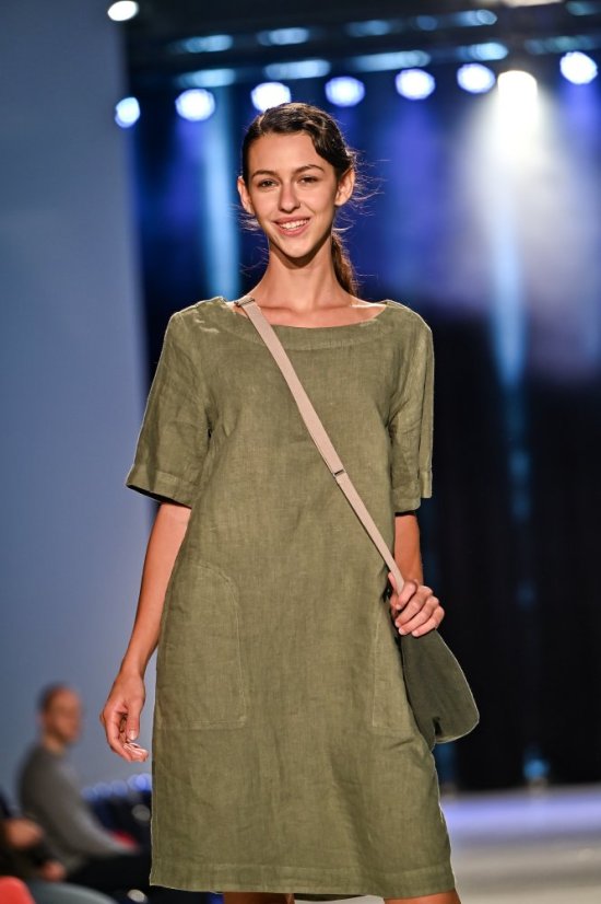 Damenkleid aus Leinen in A-Linie