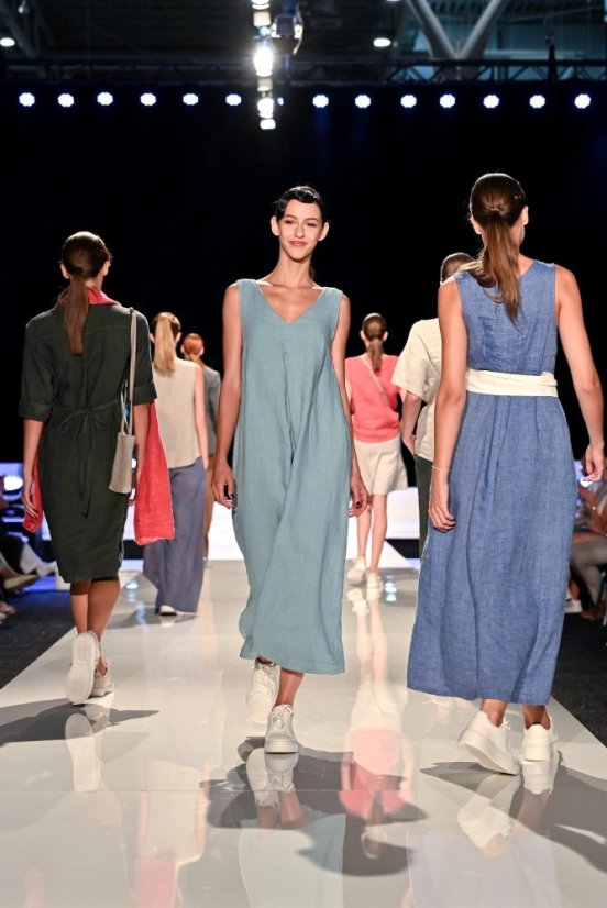 Dlouhé lněné letní šaty s kapsami - azurové